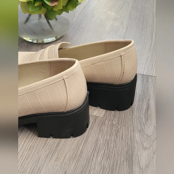 ZBY Embossed Croc Off-white Penny 2.25" Platform Lug Loafer Heel,  Women's US 9 - Picture 7 of 15